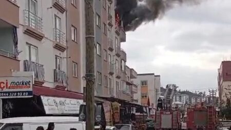 Osmaniye Düziçi’nde Apartman Yangını: İtfaiye Ekipleri Çatıdaki Vatandaşları Kurtardı