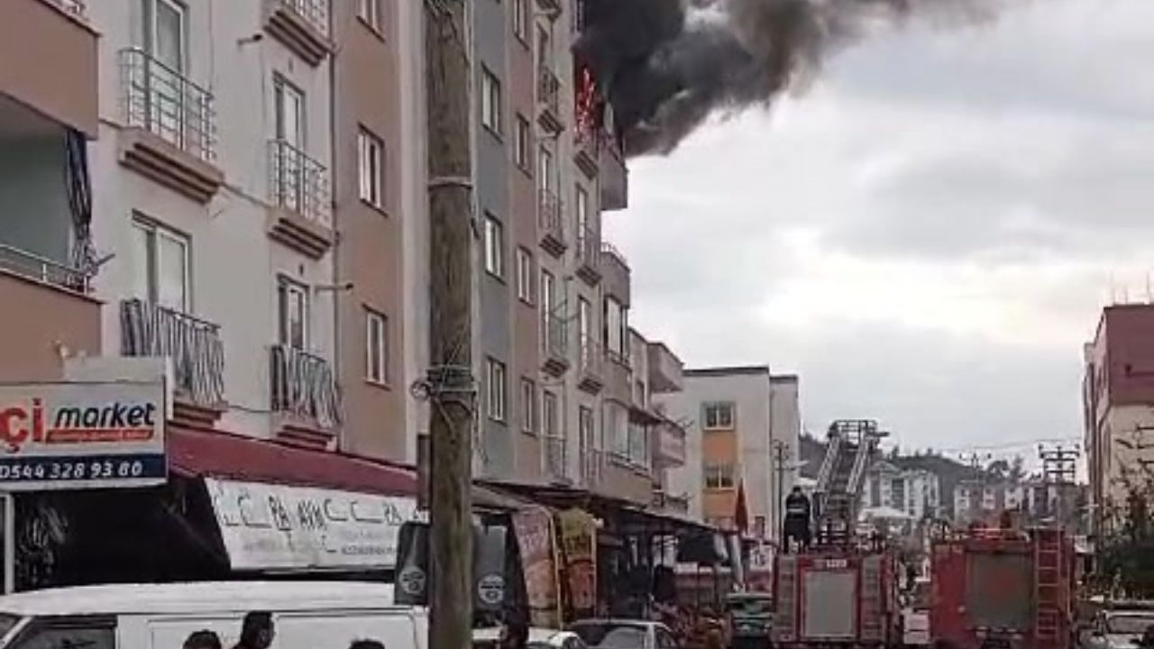 Osmaniye Düziçi’nde Apartman Yangını: İtfaiye Ekipleri Çatıdaki Vatandaşları Kurtardı